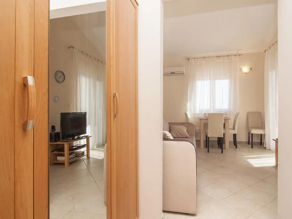 Apartment Mare Visum Peroj 0*,